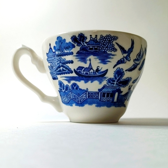 Vintage Blue Willow tea cup & saucer - Picture 5 of 8